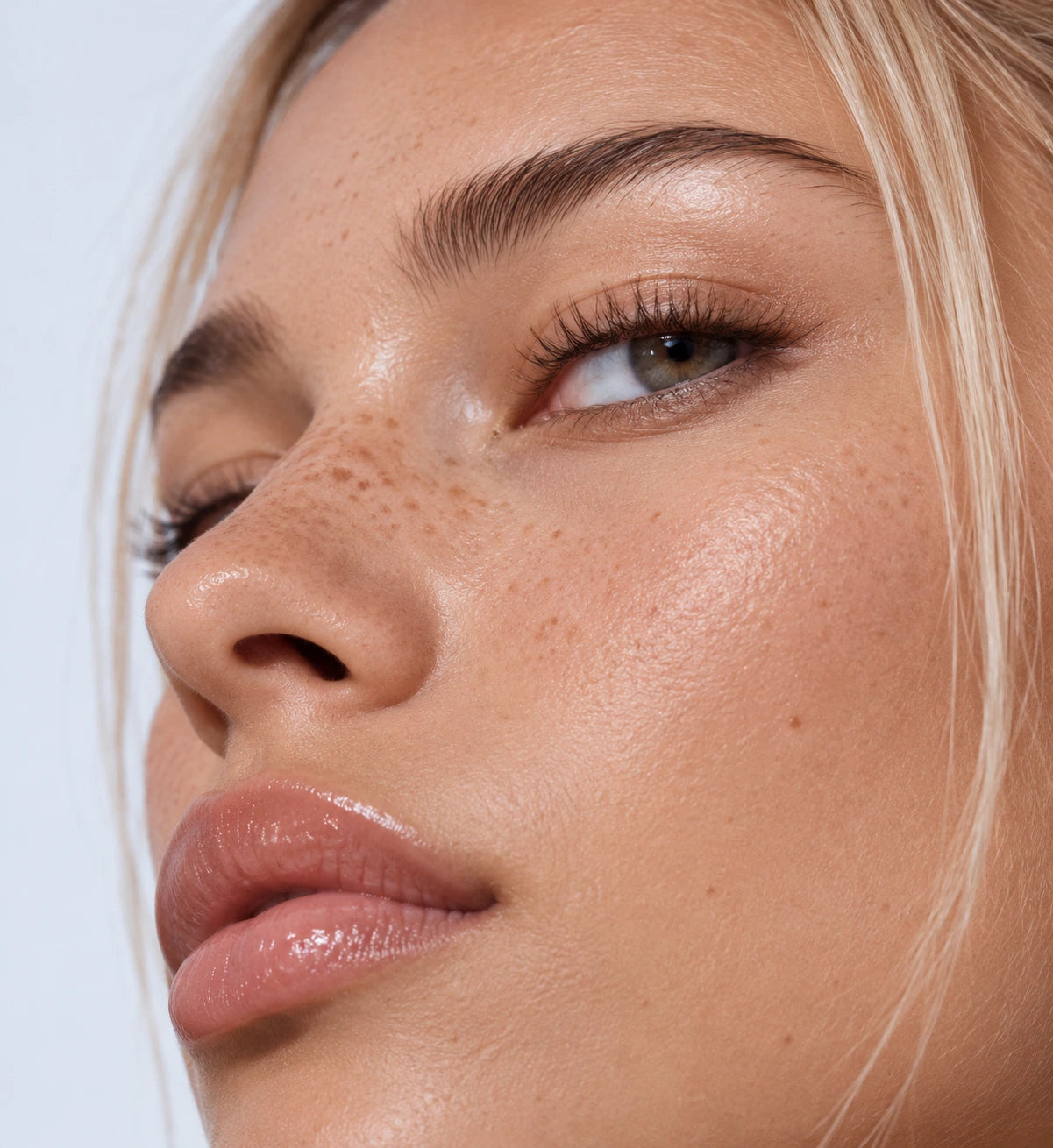 Close-up of the eye, cheek and lips with a fresh-looking finish